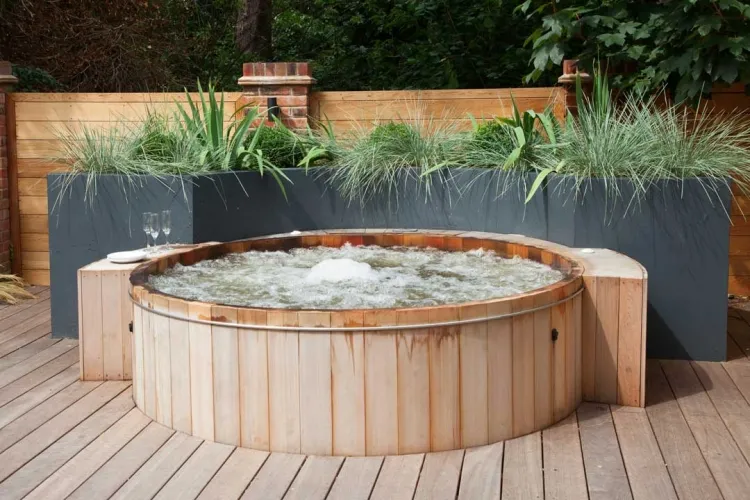 aménagement terrasse extérieure en bois avec bain à remous